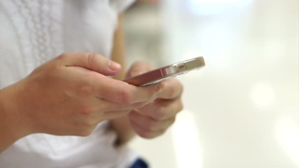 Pessoas usando smartphones touchscreen em público — Vídeo de Stock