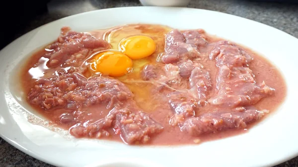 Yumurta ile marine edilmiş domuz eti — Stok fotoğraf