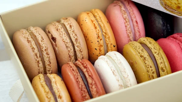 Macarons colorés en boîte — Photo