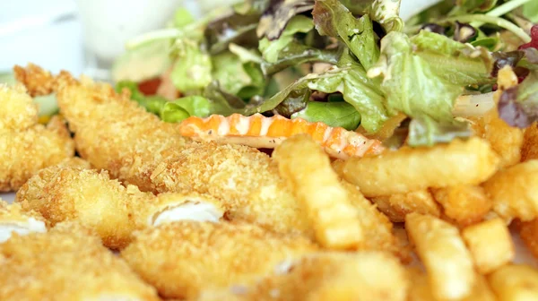 Balık kroket salata ile — Stok fotoğraf