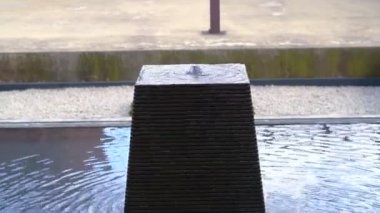 Kare taş su çeşme şeklinde