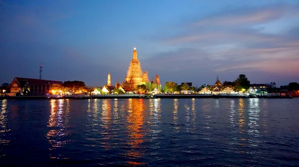 Wat Arun templet i skymningen — Stockfoto