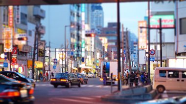 Japon insanlarla sıradan sokak görünümü