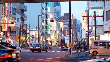 Japon insanlarla sıradan sokak görünümü