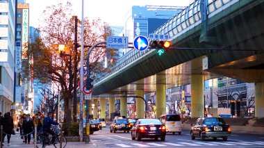 Japon insanlarla sıradan sokak görünümü