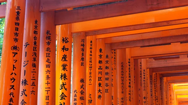 Czerwone torii sanktuarium świątyni Fushimi Inari — Zdjęcie stockowe