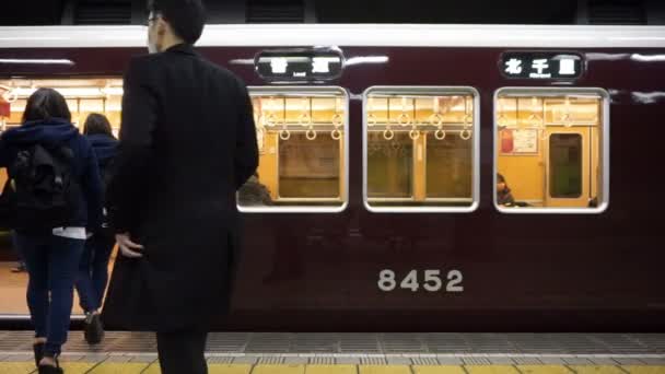 Folk väntar på nya tåg vid stationen — Stockvideo