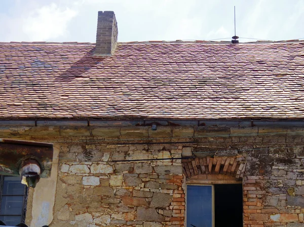 Techo de la casa vieja y chimenea —  Fotos de Stock