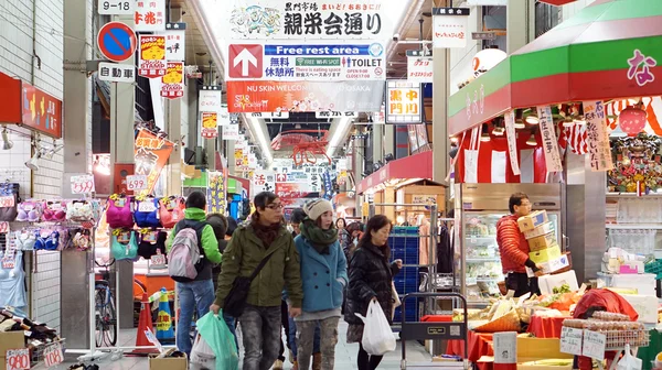 Toeristen lopen in Kuromon vis markt Osaka, Japan — Stockfoto