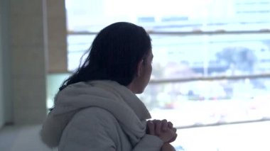 Cam duvarı arayan kadın