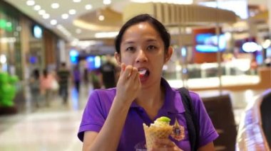 Dondurma yiyen Asyalı kız.