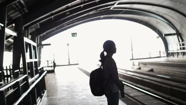 Siluetti turisti tyttö odottaa juna — kuvapankkivideo