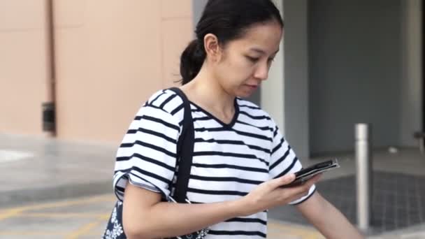 Азиатская девушка с помощью смартфона — стоковое видео