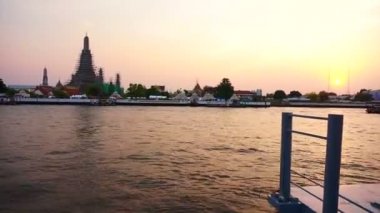 WAT Arun Tapınağı gün batımında