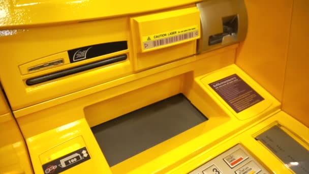Боку жінки, взявши гроші з банкоматів — стокове відео