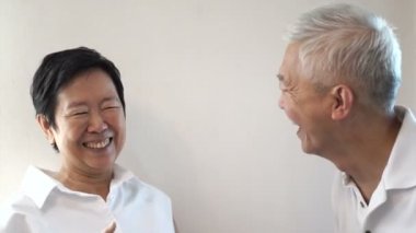 Asya kıdemli çift gülme ve söz