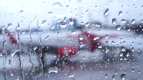 Капли дождя на окно самолета — стоковое видео
