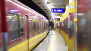 Metro ile çalışan tren