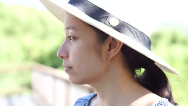 Asian woman wearing summer hat — Stock Video