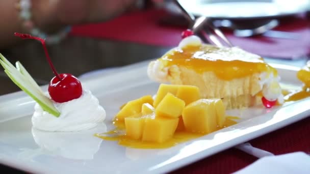 Gâteau au fromage à la mangue sur assiette blanche — Video