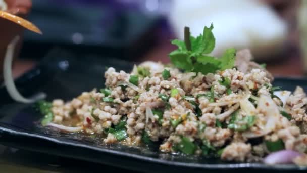 Chica disfrutar de comer sabrosa comida tailandesa — Vídeos de Stock