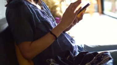 Akıllı telefonda uygulamayı kullanan Asyalı kız