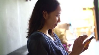 Akıllı telefonda uygulamayı kullanan Asyalı kız