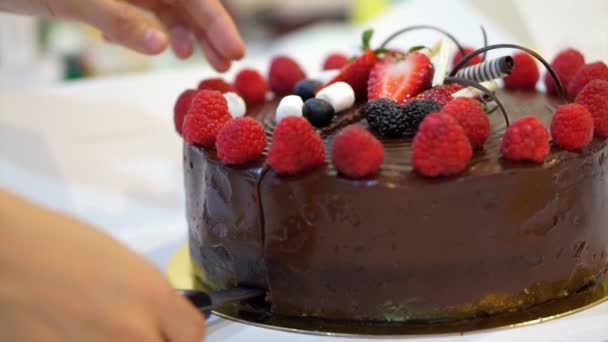 Cutting sticky chocolate cake