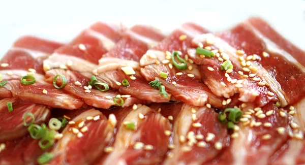 Fatias de carne crua para churrasco ou yakiniku — Fotografia de Stock