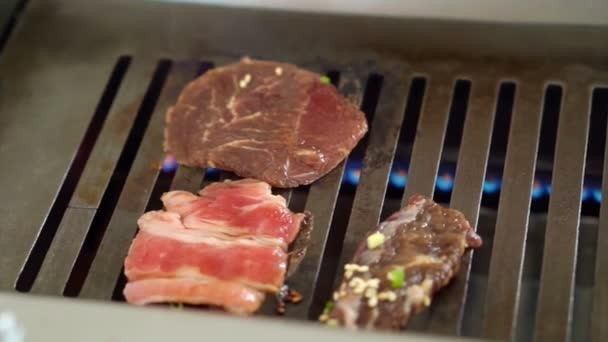 Carne cruda affettata alla griglia — Video Stock