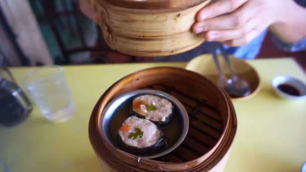 Dampfender Dim Sum offen in verschiedenen Schichten traditionelles chinesisches Essen — Stockvideo