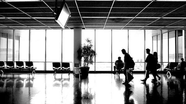 Mensen silhouetten op luchthaven — Stockfoto