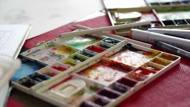 Painting with paintbrush Paint-box, watercolor paints palette, brush — Stock Video