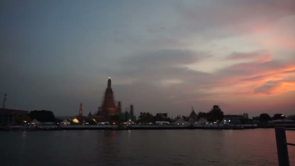 Wat Arun templet vid solnedgången — Stockvideo