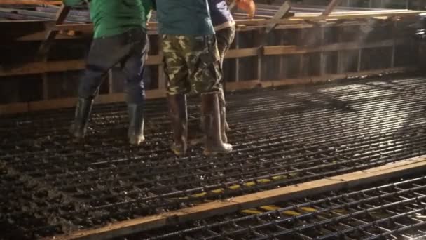Lití betonové směsi z cementu pup na betonování v noci — Stock video