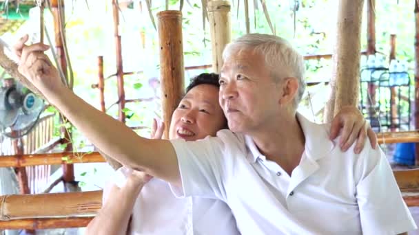 Feliz asiático senior pareja tomando selfie — Vídeos de Stock