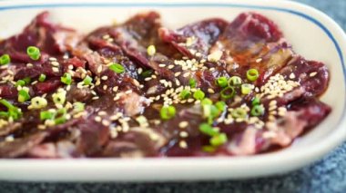 Barbekü veya Japon tarzı yakiniku için ham sığır eti dilimleri