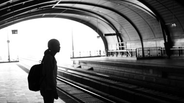 Siluet tren bekleyen turist kız backpacker için 