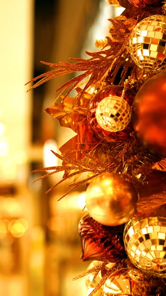 Κόκκινο Χριστουγεννιάτικο στολίδι, χρυσό και καφέ — Φωτογραφία Αρχείου
