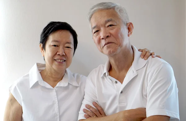 Feliz asiático senior pareja en blanco fondo amor y abrazo — Foto de Stock