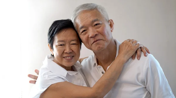 Felice asiatico anziano coppia su bianco sfondo amore e abbraccio — Foto Stock