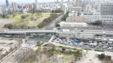 Osaka, Japonya - Mart 2015: Trafik Japonya'nın Osaka, havadan görünümü