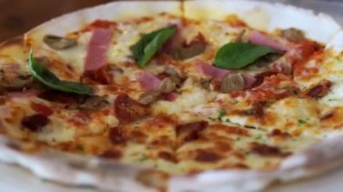 Kızarmış peynir pizza dilimi alarak el