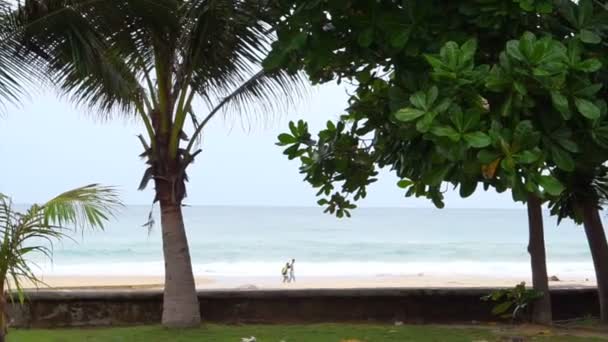 PHUKET ISLAND, TAILANDIA - Julio 2015: Playa de Phuket ola alta con el turista caminando en destino de vacaciones de Tailandia . — Vídeos de Stock