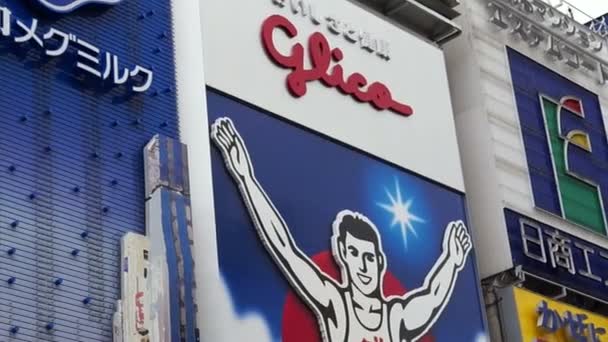 OSAKA, JAPAN - March 2015 : The Glico Man landmark sign of the area close up pan shot — Stock Video