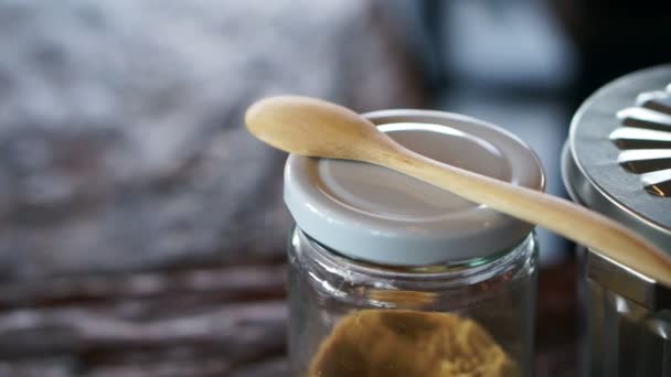 Video of brown sugar in glass jar and wooden spoon — Stock Video