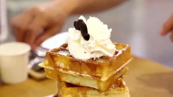 Vidéo de sirop de gaufre et de crème glacée avec garniture de crème fouettée, délicieux dessert sucré — Video