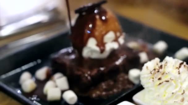 Vídeo de Marshmallow e sorvete waffle com derreter chocolate quente cobertura despeje na placa quente — Vídeo de Stock