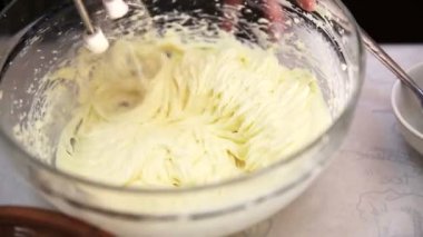 Blender karıştırın ve peynirli cheesecake tatlı içine şeker ve krema kırbaç