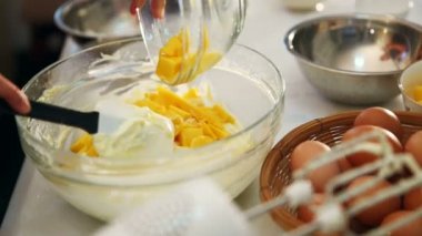 Ekmek peynir için ev yapımı peynirli kek krem taze mango ekleme